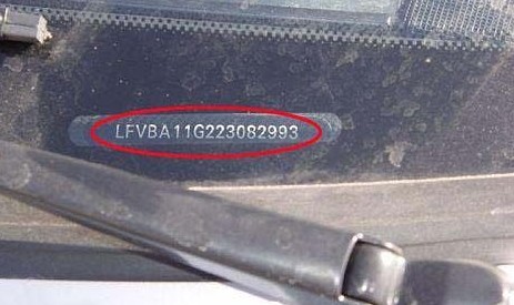 如下图这串由数字和字母组成的车架号,也就是车辆的身份证.