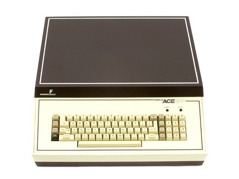 100 компьютер. Компьютер для 2 класса золотистый. Apple 2 и Franklin Computer. Franklin Ace 1200. Aces комп.